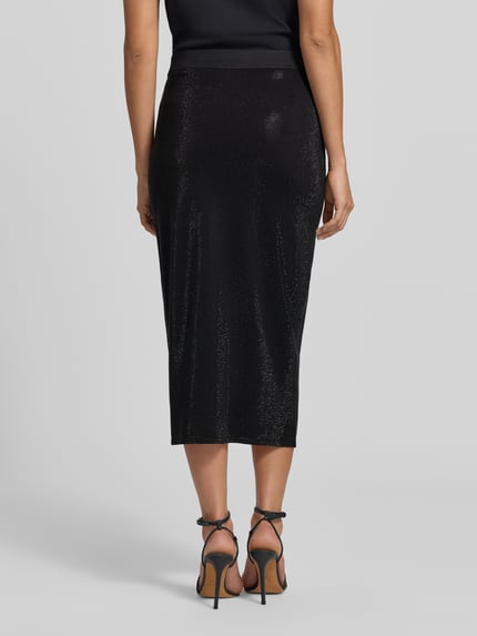 Frauenmodel trägt Midi-Rock mit Gehslitz Modell 'Felmira' von BOSS, unifarben, strukturierte Optik, enganliegend, Midi-Länge, Ganzkörperansicht Rückansicht.
