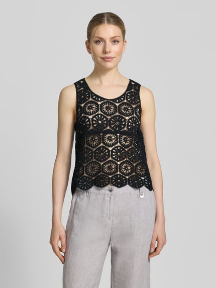 Frauenmodel trägt Regular Fit Blusentop aus Baumwoll-Mix Modell 'ELSA' von Vero Moda, Optik: Unifarben, Häkelspitze, Cropped, U-Ausschnitt, Ärmelform: Ohne, Material: Baumwoll-Mix, Ganzkörperansicht von vorne.
