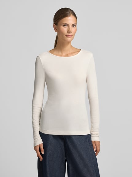 Frauenmodel trägt Langarmshirt mit Rundhalsausschnitt Modell 'Smallo' von OPUS, unifarben, Modalmix, Ganzkörperansicht von vorne.