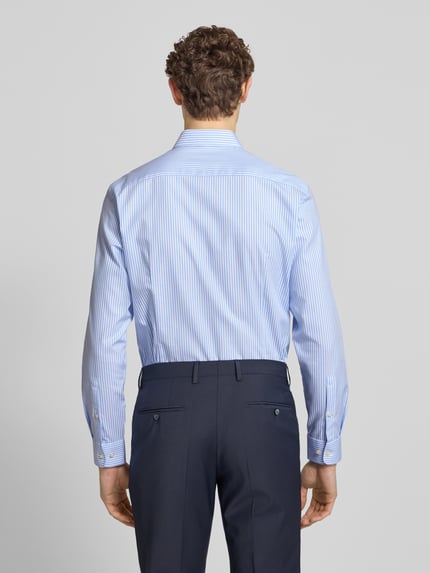 Männermodel trägt Slim Fit Business-Hemd mit Kentkragen von Jake*s, gestreiftes Muster in Blau und Weiß, reine Baumwolle, Ganzkörperansicht Rückansicht.