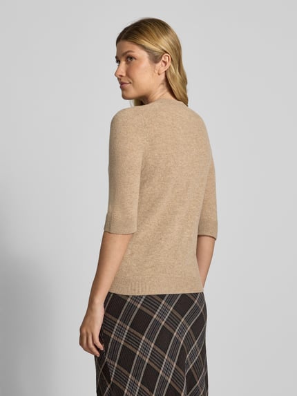 Frauenmodel trägt Strickpullover mit 1/2-Arm und Rundhalsausschnitt von Christian Berg Woman, Beige, reine Baumwolle, Slim Fit, Ganzkörperansicht Rückansicht.