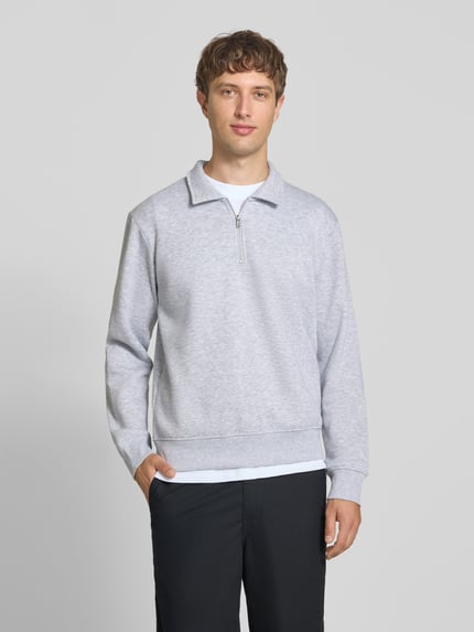 Männermodel trägt lichtgrijs Regular fit sweatshirt met katoenmix Model 'Bradley' van JACK & JONES, Materiaalmix, schipperskraag, ritssluiting, ruglengte bij maat M 69 cm, Ganzkörperansicht van voren