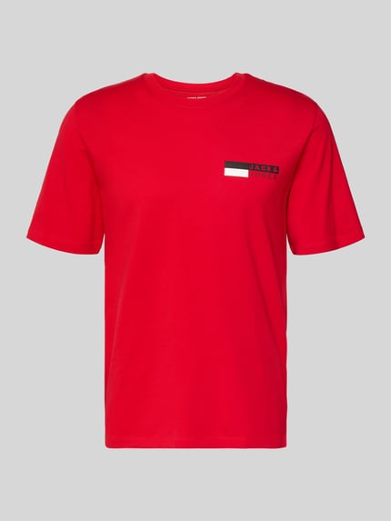 Produktfoto, czerwone T-Shirt z krótkim rękawem z bawełny, prosty fason, nadruk label z przodu, T-Shirt mit Label-Print Modell 'CORP' von JACK & JONES