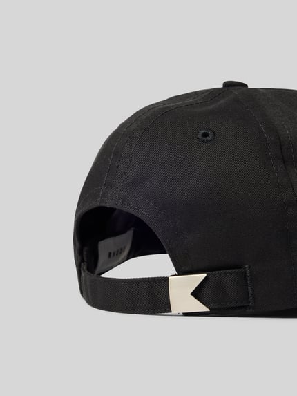 Produktfoto, schwarze Basecap mit Label-Patch von RHUDE aus Material-Mix mit Baumwoll-Anteil, Denim-Konstrastbesatz, verstellbarer Riegel auf der Rückseite