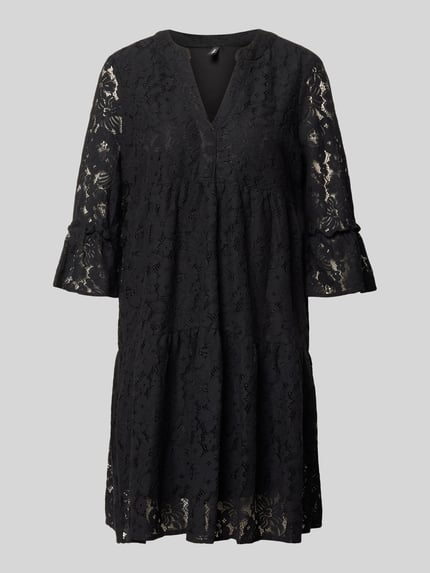 Produktfoto, schwarzes Spitzenkleid von Vero Moda, Modell 'HONEY', Optik: Unifarben, Passform: Loose-Fit, Knielang, V-Ausschnitt, Spitzen-Muster, 3/4-Arm mit Glockenärmel, Materialverarbeitung: Spitze, Material: Baumwoll-Mix
