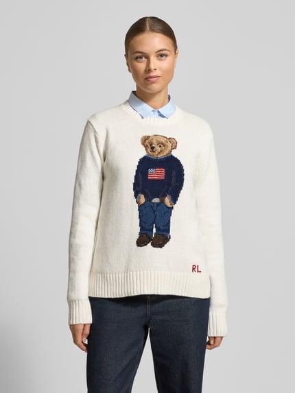 Vrouwenmodel draagt Strickpullover mit Motiv und Rundhalsausschnitt van Polo Ralph Lauren, katoen, regular fit, wit, motief, voorkant, close-up bovenlichaam.