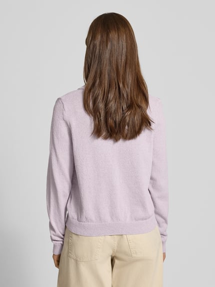 Vrouwenmodel draagt Langärmliger Polo-Strickpullover aus Bouclé-Garn van Review in lila Bouclé-look, los model, elastische boorden, ruglengte maat S 55 cm, mouwlengte maat S 65 cm. Ganzkörperansicht rugaanzicht.