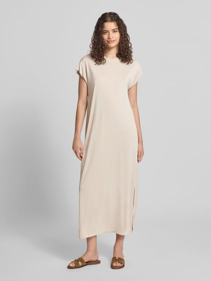 Frauenmodel trägt Gerades Freizeitkleid aus Viskose-Mix Modell 'ANORA' von PIECES in hellem Beige, glatte Textur, Ganzkörperansicht von vorne. Damen Freizeitkleid von PIECES.