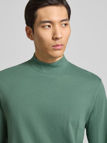 Mannelijk model draagt Longsleeve met geribde afwerkingen van RAGMAN in groen, katoen, regular fit, opstaande kraag, borst detailopname
