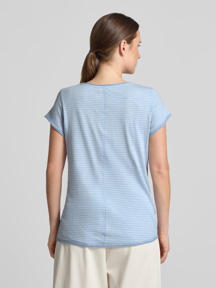 Frauenmodel trägt Regular Fit T-Shirt aus reiner Baumwolle von s.Oliver RED LABEL in hellblau mit feinem Streifenmuster, Ganzkörperansicht Rückansicht.