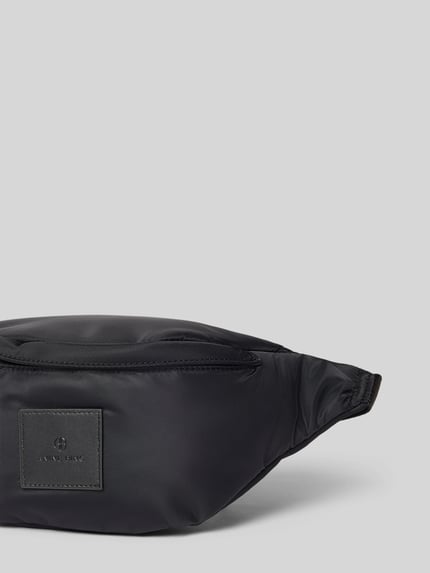 Produktfoto, schwarze Bauchtasche mit Klickverschluss von Anine Bing aus Satin, Label-Patch, Reißverschlussfächer, Größe 37x15x11 cm.