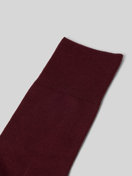 Produktfoto, Socken mit geripptem Abschluss von Falke in Dunkelrot, Schurwoll-Baumwoll-Mix mit Stretch-Anteil und körpernahem Schnitt, gerippter Abschluss