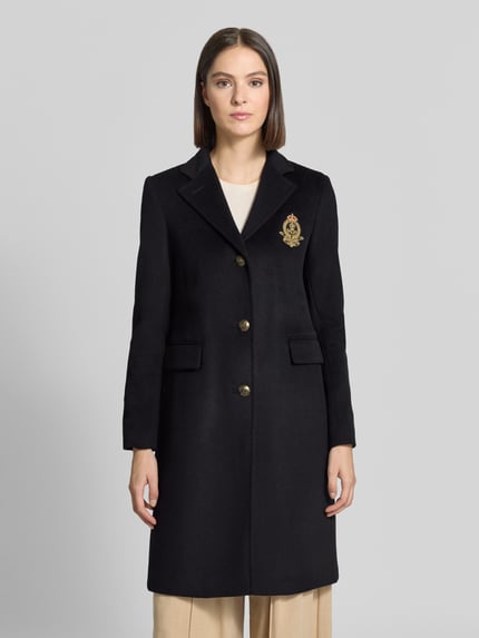 Frauenmodel trägt Regular Fit Mantel aus Woll-Kaschmir-Mix von Lauren Ralph Lauren in Schwarz mit goldenen Knöpfen, Ganzkörperansicht von vorne. Damen Mantel von Lauren Ralph Lauren.