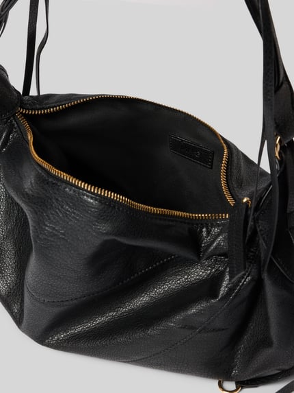 Produktfoto, schwarze Shoulder Bag mit Reißverschluss Modell 'TIN' von MANGO, genarbtes Leder, Ziernähte, Nieten, sichtbares Innenfach, Nahaufnahme, Damen Shoulder Bag mit verstellbarem Schulterriemen