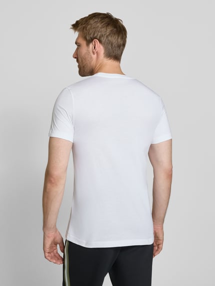 Männermodel trägt Regular Fit T-Shirt aus reiner Baumwolle von Paul Smith in Weiß, glatte Textur, Rückenansicht, Ganzkörperansicht Rückansicht. Herren T-Shirt von Paul Smith, Regular Fit, Label-Stitching, Rundhalsausschnitt, Rückenlänge bei Größe M: 69 cm.