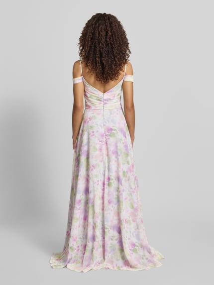 Vrouwenmodel draagt maxi-jurk im all-over look van Mascara in pastelkleur chiffon met drapering, getailleerd model, ruglengte maat 36: 135 cm, borstwijdte maat 36: 35 cm. Ganzlichaamsaanzicht achteraan.