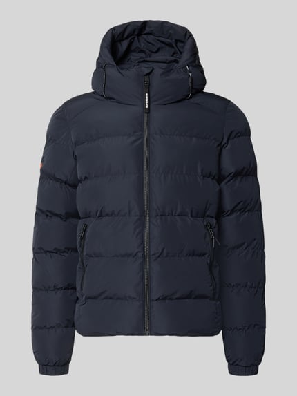 Produktfoto, Steppjacke mit Label-Stitching und Kapuze von Superdry, dunkelblau, seitliche Eingrifftaschen, Reißverschluss, glatte Struktur