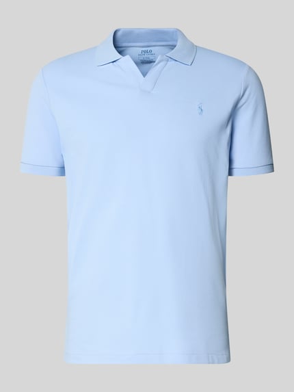 Produktfoto, lichtblauw slim fit poloshirt uit katoenmix van Polo Ralph Lauren, unikleuren, piquéstructuur, polokraag, korte mouw, logo op borst, zijsplitten, asymmetrisch, zonder sluiting, ribgebreide mouwboorden