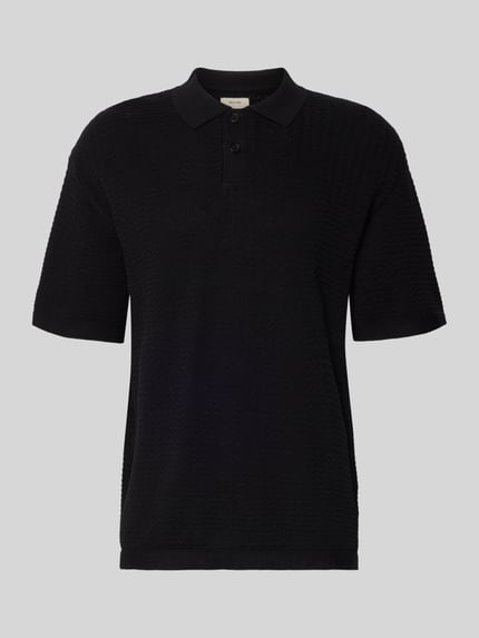 Produktfoto, schwarzes Relaxed-Fit Poloshirt Modell 'FERDINAND' von Redefined Rebel aus Reine Baumwolle mit Strickstruktur und Knopfleiste.