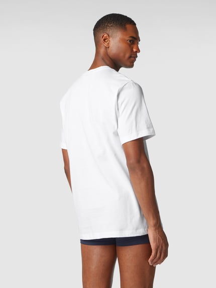 Männermodel draagt wit T-shirt met geribbelde ronde hals van Schiesser, puur katoen, regular fit, achteraanzicht volledige lichaamsopname.