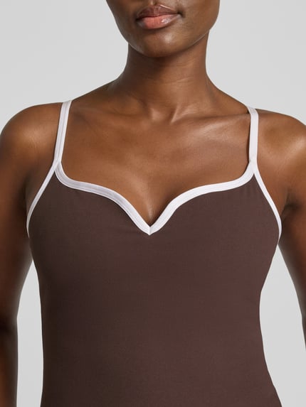 Frauenmodel trägt Trägertop mit Kontraststreifen Modell 'Sense Contour' von aim'n in Braun mit Weiß, körpernah, Nahaufnahme Oberkörper.