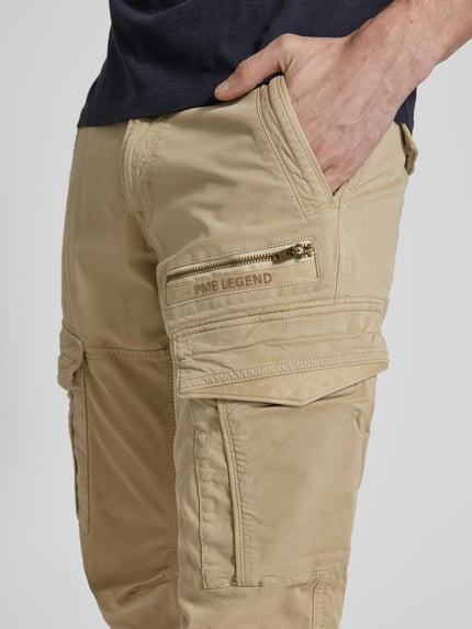Mannenmodel draagt Cargobroek met Labelstitching van PME Legend, materiaalmix met stretch, cargozakken, slim fit, detailopname heup.