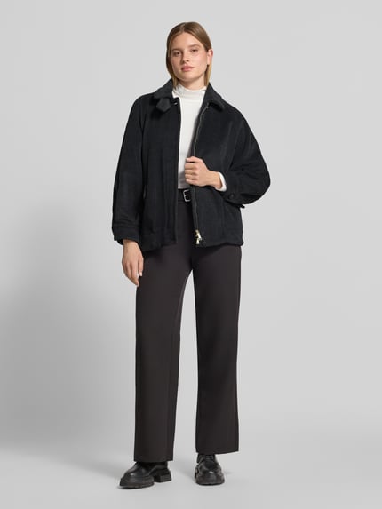Frauenmodel trägt Straight Fit Jacke mit Pattentaschen Modell 'CORONA' von Marella aus reiner Schurwolle in Schwarz, Ganzkörperansicht von vorne.