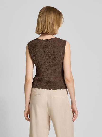 Vrouwenmodel draagt Top mit Strukturmuster und Rundhalsausschnitt van Jake*s Collection in bruin, slim fit, katoenmix met stretch, ruglengte 47 cm, structuurpatroon, achterkantaanzicht, volledige lichaamsweergave.