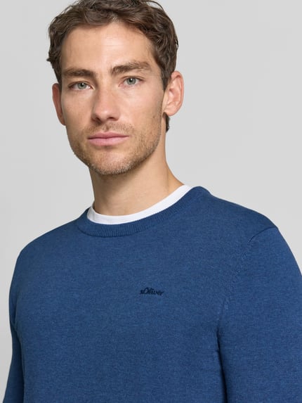 Mężczyznę model ma na sobie Regular Fit Pillover aus reiner Baumwolle von s.Oliver RED LABEL, intensywny niebieski kolor, widoczne detale materiału, nahaufnahme górnej części ciała.