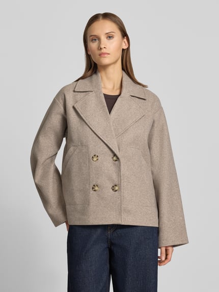 Frauenmodel trägt Regular Fit Mantel mit Reverskragen Modell 'NANCY' von ONLY, unifarben, Fleece, 2-Knopf-Verschluss, Nahaufnahme Oberkörper.