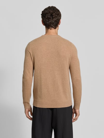 Männermodel trägt Kaschmirpullover mit gerippten Abschlüssen von Christian Berg Men in Beige, gerade geschnitten, Rückenansicht, Ganzkörperansicht Rückansicht. Reines Kaschmir, Rundhalsausschnitt, gerippte Abschlüsse, Rückenlänge und Ärmellänge bei Größe M je 72 cm.