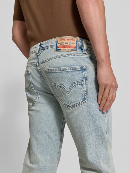 Mężczyzna nosi Straight Fit Jeans aus Baumwoll-Mix od Diesel, jasny niebieski, mieszanka bawełny, 5 kieszeni, detal z logo, widok z tyłu,