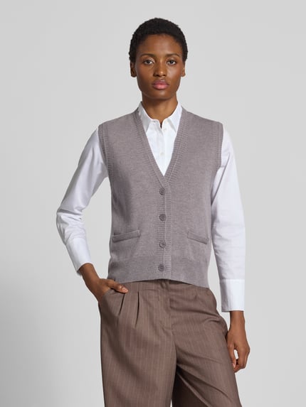 Vrouwenmodel draagt mouwloos vest met mix van scheerwol en kasjmier van windsor., regular fit, v-hals, doorlopende knoopsluiting, strookzakken, ribboorden, ruglengte bij maat 36: 53 cm, grijs en bruin, geheel lichaamsaanzicht van voren