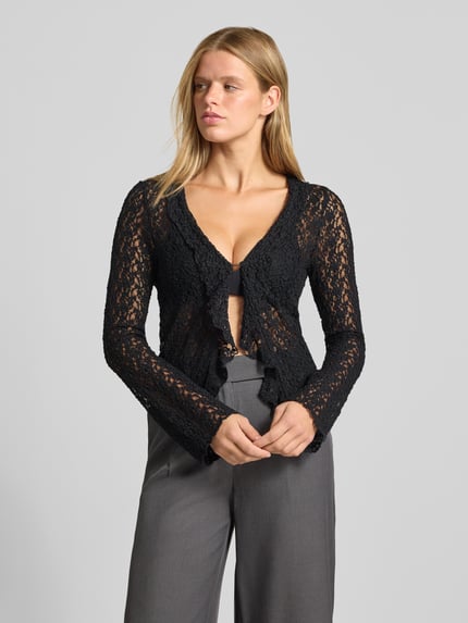 Vrouwenmodel draagt zwarte Slim Fit cardigan met bloemenmotief, met kant, V-hals, mesh-look, katoenmix, Model 'ODINE' van ONLY, vooraanzicht van het hele lichaam.