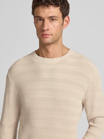 Männermodel trägt Regular Fit Strickpullover mit Rundhalsausschnitt von Antony Morato aus Baumwolle mit Strukturmuster, Nahaufnahme Oberkörper.