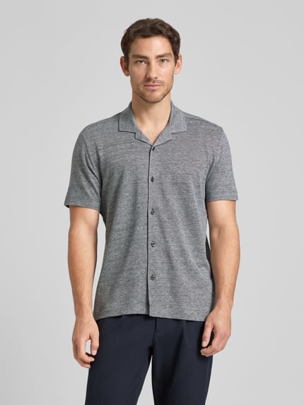 Männermodel trägt Regular Fit Freizeithemd aus Leinen-Baumwoll-Mix Modell 'H-POWELL' von BOSS in Melange-Optik, Ganzkörperansicht von vorne.