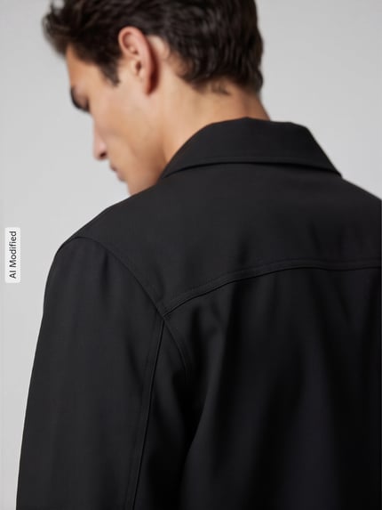 Männermodel trägt zwarte regular fit blouson met viscose van Selected, Heren bomberjack/blouson, detailopname, KI-modified beeld