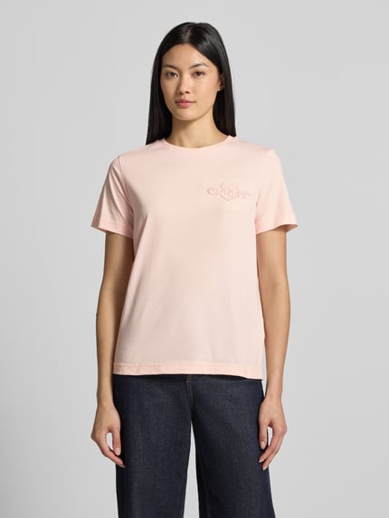 Vrouwenmodel draagt lichtroze regular fit t-shirt van puur katoen, Regular Fit T-Shirt aus reiner Baumwolle van GANT, Dames, frontaal totaalbeeld