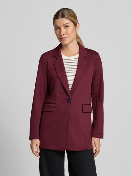 Frauenmodel trägt Regular Fit Blazer mit Viskose-Anteil Modell 'Nanni' von FREE/QUENT in dunklem Rot, strukturierter Stoff, Ganzkörperansicht von vorne. Elastischer Material-Mix, Klappentaschen, Reverskragen, Knopfverschluss.