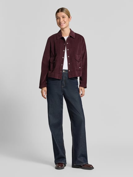Vrouwenmodel draagt Regular Fit Hemdjacke aus reiner Baumwolle model 'VEGA' van Brax in bordeaux en donkere jeans, dames hemdjacke, full body frontaal.