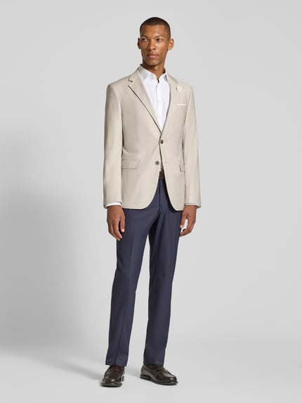 Männermodel trägt Sakko mit Einstecktuch Modell 'Wedding Herby' von JOOP! Collection aus Schurwolle-Viskose, florale Applikation, Ganzkörperansicht von vorne.