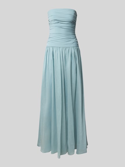 Produktfoto, Maxikleid im Off-Shoulder-Look von Jake*s Cocktail aus Baumwoll-Mix mit Stretch-Anteil, A-Linie, Drapierungen, długość tyłu w rozmiarze 36: 132 cm, szerokość w rozmiarze 36: 33 cm, jasnoniebieski kolor, gładka tekstura, delikatny połysk.