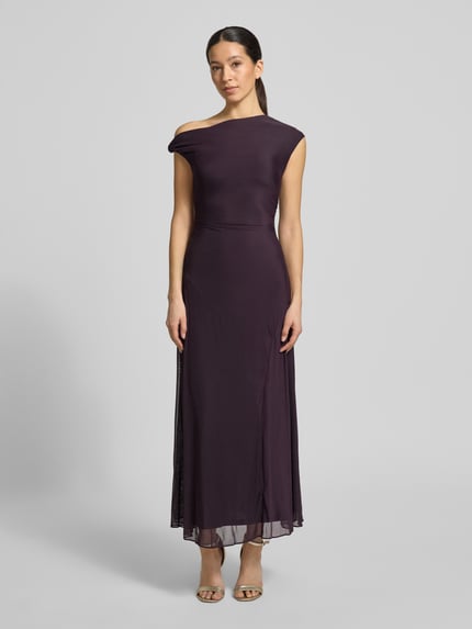 Frauenmodel trägt Maxikleid im Off-Shoulder-Look Modell 'Violet Hanky' von Forever New in Dunkellila, figurbetonter Schnitt, Material-Mix mit Stretch-Anteil, Ganzkörperansicht von vorne. Rückenlänge in Größe 36: 133 cm, Brustweite: 42 cm.