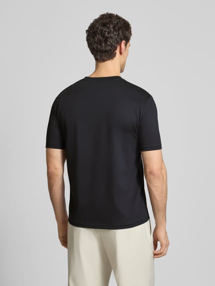 Männermodel trägt Regular Fit T-Shirt Set im 2er-Pack von Marc O'Polo, unifarben, Logo-Print, reine Baumwolle, Ganzkörperansicht Rückansicht.