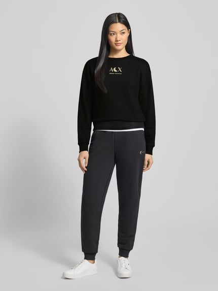 Vrouwenmodel draagt zwart Sweatshirt mit Logo und Rundhalsausschnitt van ARMANI EXCHANGE, regular fit, katoenmengsel, goud logo, geheel voorkant.