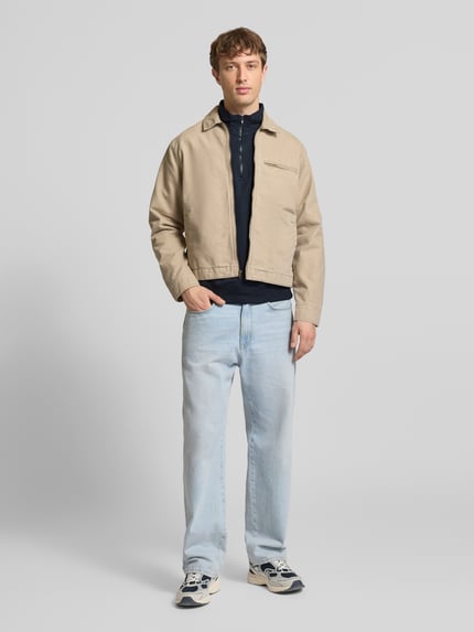 Mannenmodel draagt sweatshirt met Troyer-kraag model 'BRODY' van Blend, katoenmix, recht model, donkerblauw, geheel van voren.