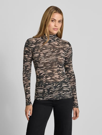Vrouwenmodel draagt Slim Fit Longsleeve uit puur lyocell van Lanius, all-over dierenprint, structuurpatroon, ruglengte bij maat 36: 58 cm, zwart en beige, opstaande kraag, shirt met lange mouwen, voorkant volledig in beeld, KI-modified image.