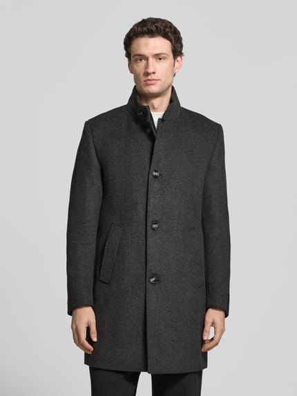 Męskiz model nosi Mantel mit Stehkragen und Eingrifftaschen von bugatti, ciemnoszary melanż, Mieszanka materiałów z dodatkiem wełny, krój regular fit, stójka, listwa guzikowa, wpuszczane kieszenie, Długość tyłu w rozmiarze 50: 92 cm, Szerokość ramion w rozmiarze 50: 47 cm, Szerokość klatki piersiowej w rozmiarze 50: 59 cm, Długość rękawów w rozmiarze 50: 67 cm, całkowity widok z przodu