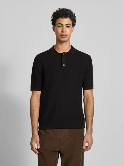 Männermodel trägt Regular Fit Poloshirt aus reiner Baumwolle Modell 'ERIC' von Only & Sons, Optik: Unifarben, Struktur, Polokragen, Kurzarm, Materialverarbeitung: Strick, Ganzkörperansicht von vorne.