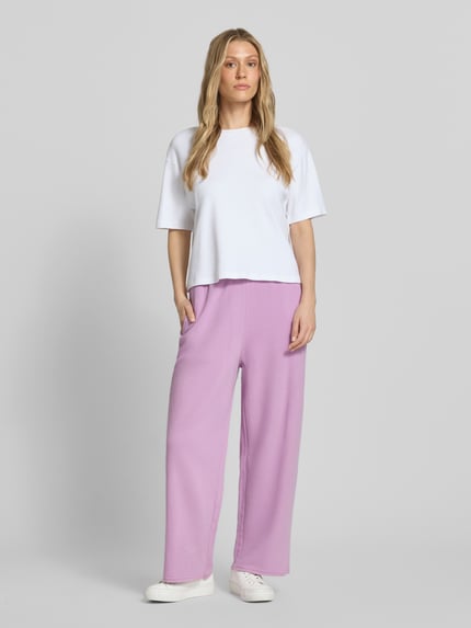 Frauenmodel trägt Sweatpants mit elastischem Bund Modell 'ATUBAY' von American Vintage, Baumwoll-Elasthan-Mix, Wide Leg, Ganzkörperansicht von vorne.